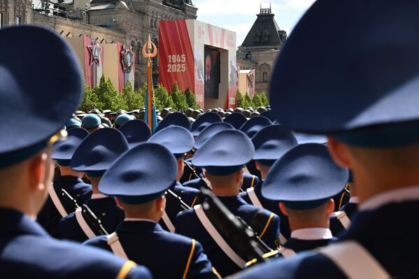 Парадне јединице слушају говор руског председника Владимира Путина на Црвеном тргу у Москви током војне параде посвећене 80. годишњици победе у Великом отаџбинском рату. Парадне јединице слушају говор руског председника Владимира Путина на Црвеном тргу у Москви током војне параде посвећене 80. годишњици победе у Великом отаџбинском рату. - Sputnik Србија