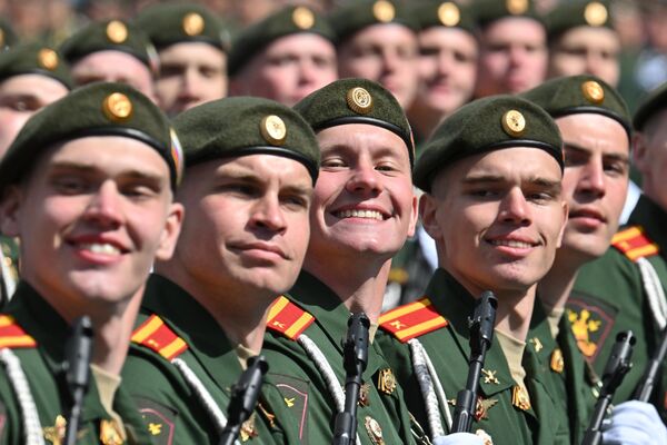 Парада јединица војног особља на Црвеном тргу у Москви током војне параде посвећене 80. годишњици победе у Великом отаџбинском рату. Парада јединица војног особља на Црвеном тргу у Москви током војне параде посвећене 80. годишњици победе у Великом отаџбинском рату. - Sputnik Србија
