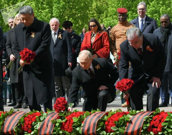 Председник Русије Владимир Путин полаже цвеће Председник Русије Владимир Путин полаже цвеће - Sputnik Србија