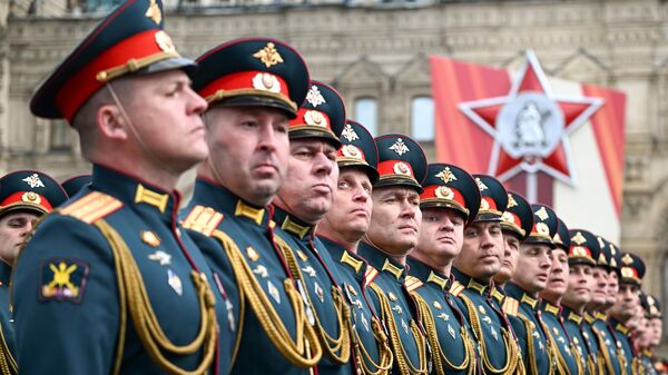 Парадна јединица Комбиноване оружане академије Оружаних снага Руске Федерације на Црвеном тргу у Москви током војне параде посвећене 80. годишњици победе у Великом отаџбинском рату. - Sputnik Србија