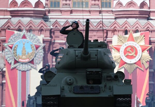 Тенк Т-34-85 на Црвеном тргу у Москви током војне параде посвећене 80. годишњици победе у Великом отаџбинском рату. Тенк Т-34-85 на Црвеном тргу у Москви током војне параде посвећене 80. годишњици победе у Великом отаџбинском рату. - Sputnik Србија