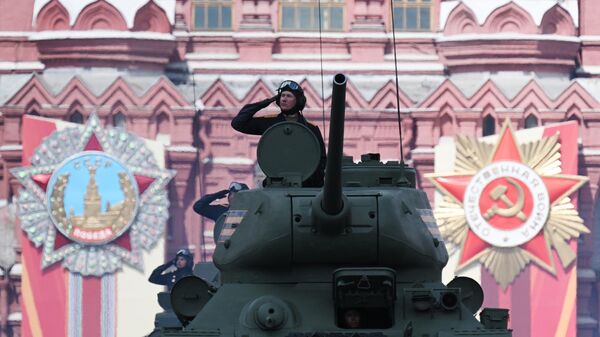 Тенк Т-34-85 на Црвеном тргу у Москви током војне параде посвећене 80. годишњици победе у Великом отаџбинском рату - Sputnik Србија