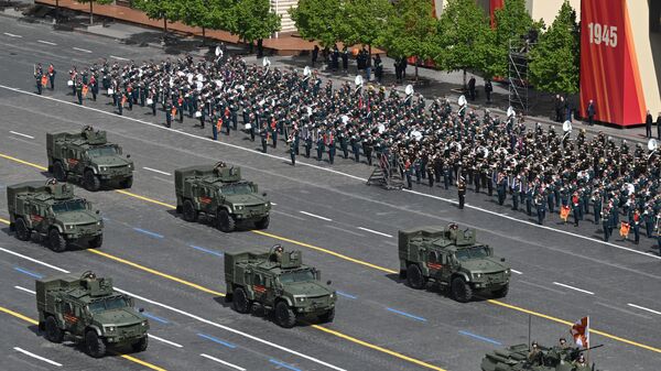 Бронетранспортер БТР-82А и бронеавтомобили ЗА-СпН Титан на Красной площади в Москве на военном параде - Sputnik Србија