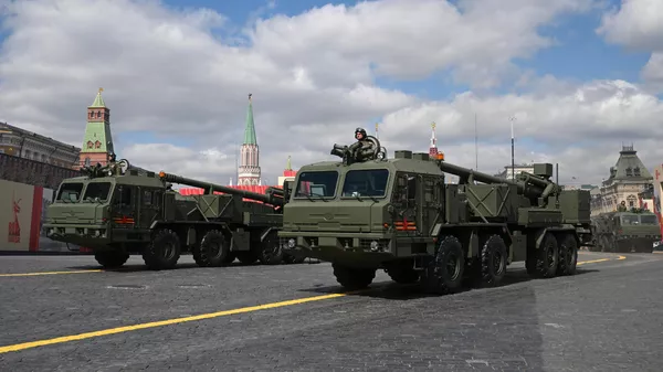 Самоходные артиллерийские установки Гиацинт-К на Красной площади в Москве на военном параде, посвященном 80-летию Победы в Великой Отечественной войне - Sputnik Србија