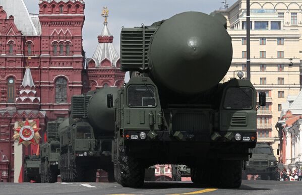 Аутономни лансери ПГРК Јарс на Црвеном тргу у Москви током војне параде посвећене 80. годишњици победе у Великом отаџбинском рату. Аутономни лансери ПГРК Јарс на Црвеном тргу у Москви током војне параде посвећене 80. годишњици победе у Великом отаџбинском рату. - Sputnik Србија
