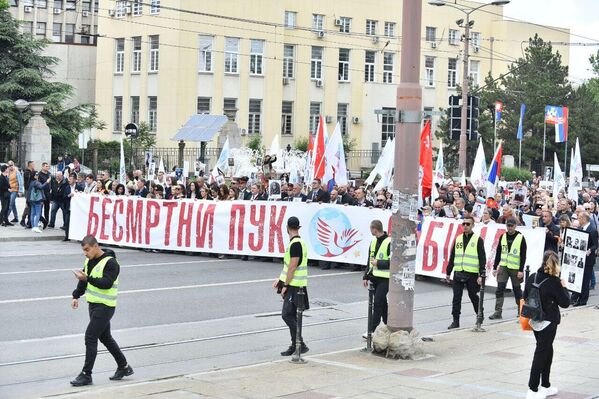"Бесмртни пук" је међународни цивилно-патриотски покрет за очување културе сећања на оне који су дали животе у борби против фашизма у Другом светском рату. "Бесмртни пук" је међународни цивилно-патриотски покрет за очување културе сећања на оне који су дали животе у борби против фашизма у Другом светском рату. - Sputnik Србија