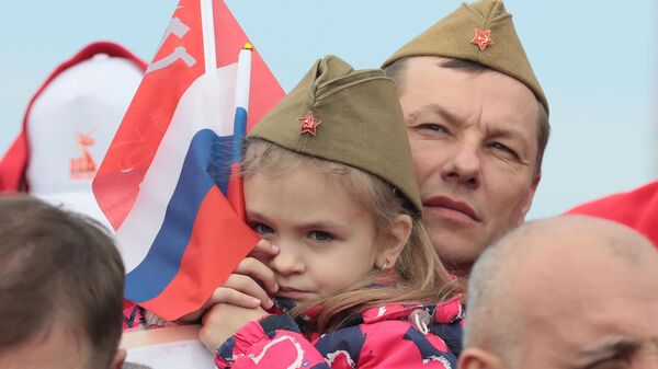 Зрители на военном параде в честь 80-летия Победы в Великой Отечественной войне в Туле - Sputnik Србија
