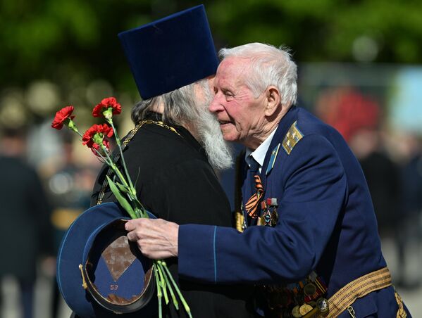 Gosti tokom vojne parade u čast 80. godišnjice Pobede u Smolensku. Gosti tokom vojne parade u čast 80. godišnjice Pobede u Smolensku. - Sputnik Srbija