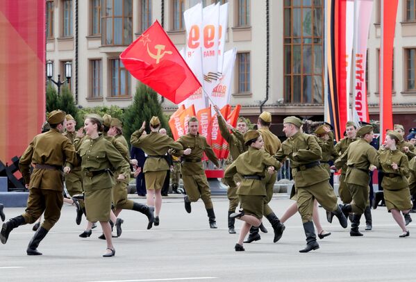 Umetnici tokom pozorišnog prikaza na vojnoj paradi u čast 80. godišnjice Pobede u Velikom otadžbinskom ratu u Tuli. Umetnici tokom pozorišnog prikaza na vojnoj paradi u čast 80. godišnjice Pobede u Velikom otadžbinskom ratu u Tuli. - Sputnik Srbija
