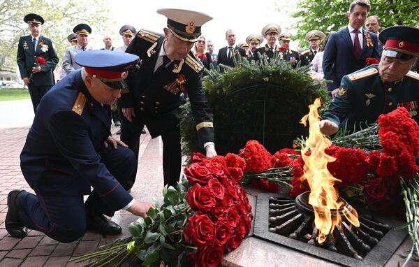 Ceremonija polaganja cveća i venaca na spomenik "Večne vatre" tokom obeležavanja 80. godišnjice Pobede u Velikom otadžbinskom ratu u Sevastopolju. Ceremonija polaganja cveća i venaca na spomenik "Večne vatre" tokom obeležavanja 80. godišnjice Pobede u Velikom otadžbinskom ratu u Sevastopolju. - Sputnik Srbija