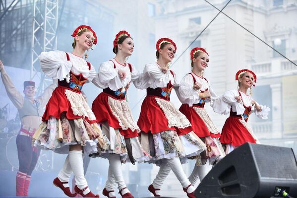 Kонцерт театра „Морошка“ на Тргу Републике у Београду. Kонцерт театра „Морошка“ на Тргу Републике у Београду. - Sputnik Србија