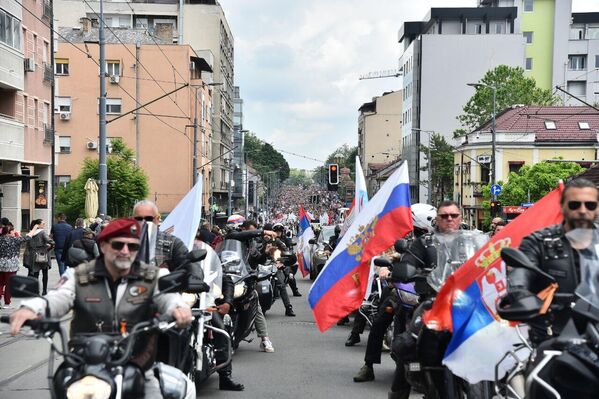 Колона "Бесмртног пука" кренула је од Спомен-гробља ослободилаца Београда до Трга Републике. Колона "Бесмртног пука" кренула је од Спомен-гробља ослободилаца Београда до Трга Републике. - Sputnik Србија