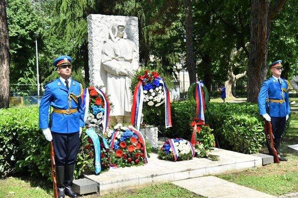 Званичници су положили венце на Гробљу ослободилаца Београда поводом Дана победе. Званичници су положили венце на Гробљу ослободилаца Београда поводом Дана победе. - Sputnik Србија