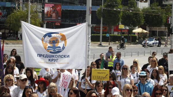 Protest zaposlenih u predškolskim ustanovama i studenata u blokadi u centru Beograda
 - Sputnik Srbija