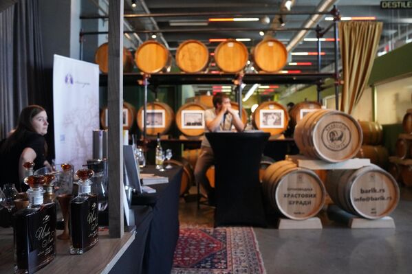 Додао је и да је у Србији регистровано више од 1.000 произвођача ракије, чији број, према његовим речима, расте и нагласио да је битна размена знања између дестилерија. - Sputnik Србија