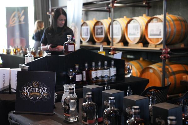 Јовановић је за Танјуг казао да су се током састанка разматрали поједини датуми у децембру, који би били проглашени за „Светски дан шљивовице“ и оценио је да су велике шансе за његово проглашење. - Sputnik Србија