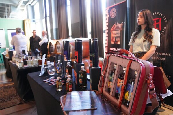 Саветник председника Привредне коморе Србије (ПКС) Вељко Јовановић изјавио је да је на седници групације произвођача ракије и алкохолних пића, одржаној током фестивала, потекла иницијатива брендирања шљивовице и ракије као националног и регионалног бренда. - Sputnik Србија