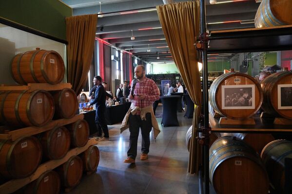 „Тих тржишта је много. Шансе су огромне, али негде смо се руководили искуствима, као што је код Ирског вискија, који је у једном тренутку готово био нестао са тржишта, а онда победио малтене шкотски виски када је реч о популарности“, рекао је Јовановић. - Sputnik Србија