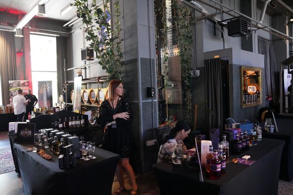 Он је подсетио да су на листу светске нематеријалне баштине Унеска уписане шљивовица, односно технологија производње и знања и истакао да је Балкан регион одакле би требало да крене брендирање ракије на тржиштима где то пиће још није препознато. - Sputnik Србија