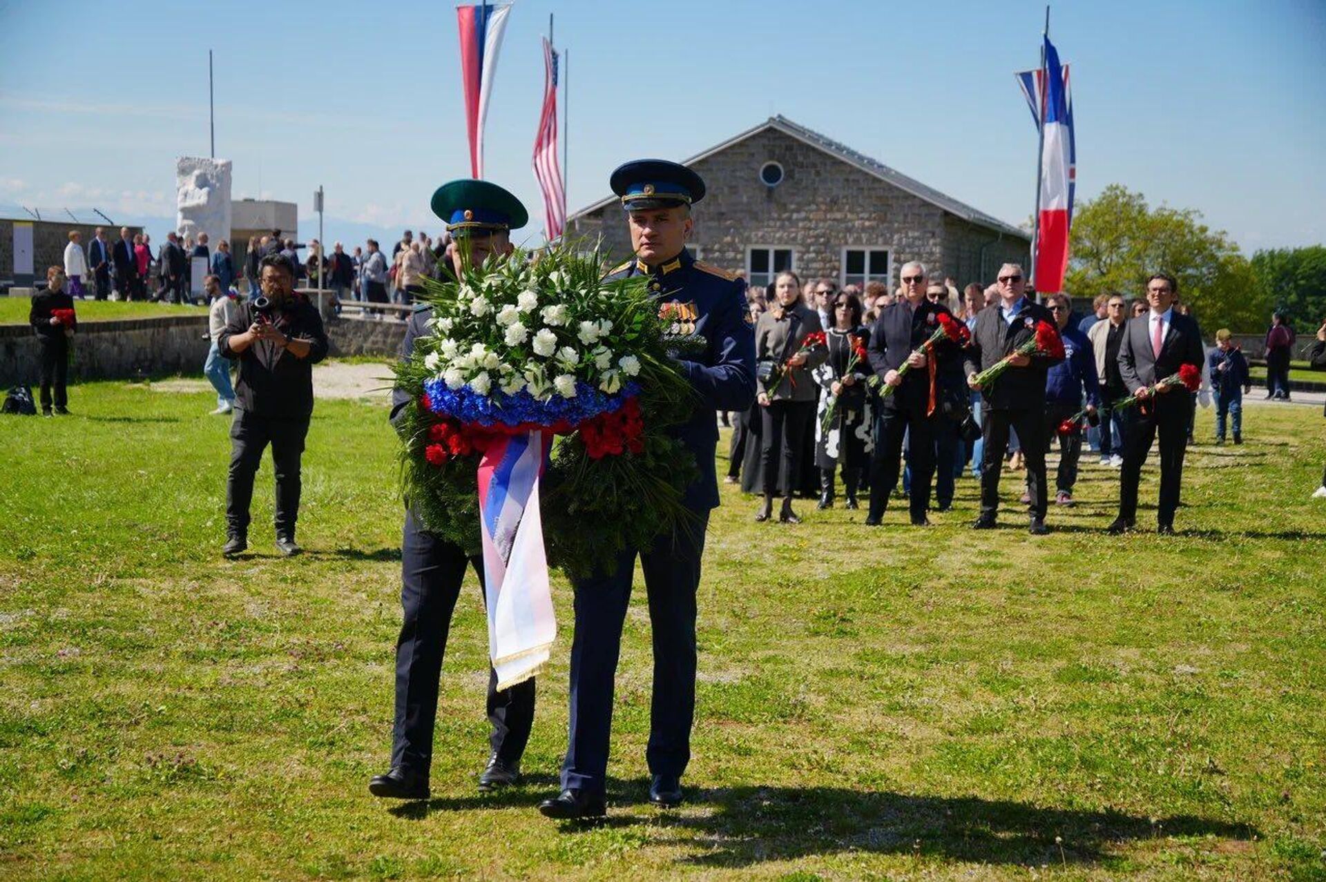 Ruska delegacija odala počast sećanju na poginule u koncentracionom logoru „Mauthauzen“ - Sputnik Srbija, 1920, 12.05.2025