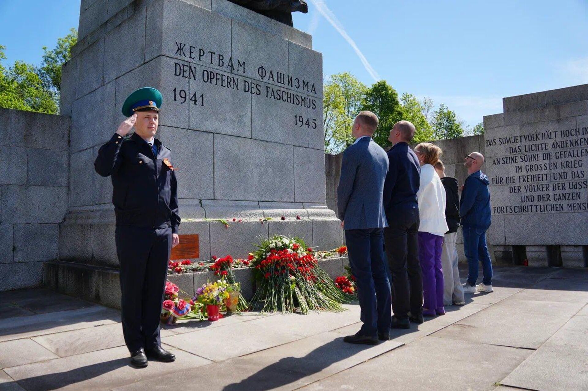 Ruska delegacija odala počast poginulima u koncentracionom logoru „Mauthauzen“ - Sputnik Srbija, 1920, 12.05.2025