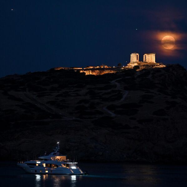 „Цветни месец“ у позадини Посејдоновог храма у рту Сунион, Грчка. Мајски пун месец је назван „Цветни месец“, у знак почасти многим пролећним цветовима који се појављују у ово доба године на северној хемисфери. „Цветни месец“ у позадини Посејдоновог храма у рту Сунион, Грчка. Мајски пун месец је назван „Цветни месец“, у знак почасти многим пролећним цветовима који се појављују у ово доба године на северној хемисфери. - Sputnik Србија