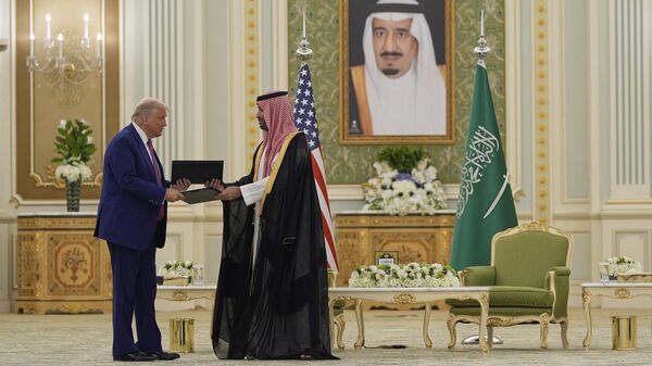 Američki predsednik Donald Tramp i saudijski prestolonaslednik Mohamed bin Salman potpisali su u Rijadu sporazum o strateškom ekonomskom partnerstvu Sjedinjenih Američkih Država i Saudijske Arabije - Sputnik Srbija