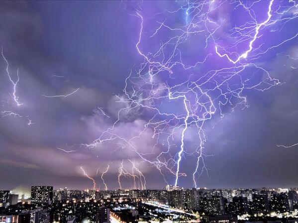Муње на небу током грмљавине у Пекингу - Sputnik Србија