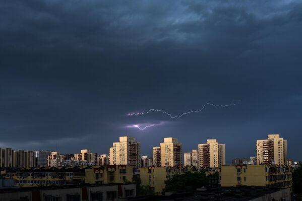 Муње на небу током грмљавине у Пекингу - Sputnik Србија