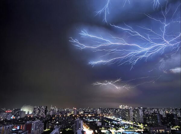 Муње на небу током грмљавине у Пекингу - Sputnik Србија