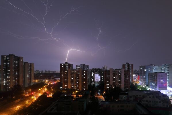 Муње на небу током грмљавине у Пекингу - Sputnik Србија