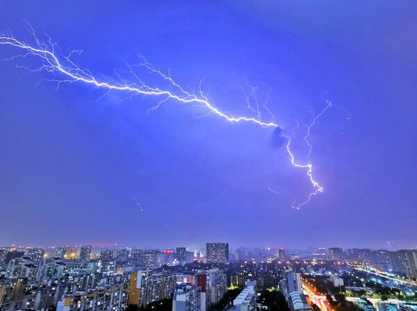 Муње на небу током грмљавине у Пекингу - Sputnik Србија