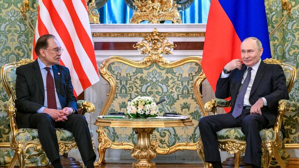 Ruski predsednik Vladimir Putin sa premijerom Malezije Anvarom Ibrahimo u Kremlju - Sputnik Srbija