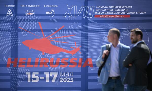 Посетиоци сајма испред улаза у зграду - Sputnik Србија