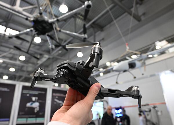 Дрон у крупном кадру - Sputnik Србија