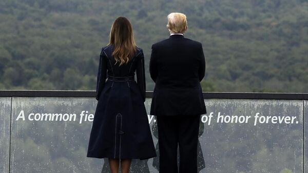 Председник САД Доналд Трамп и прва дама Меланија Трамп стоје поред споменика жртвама 11. септембра, у Шенксвилу, Пенсилванија. - Sputnik Србија