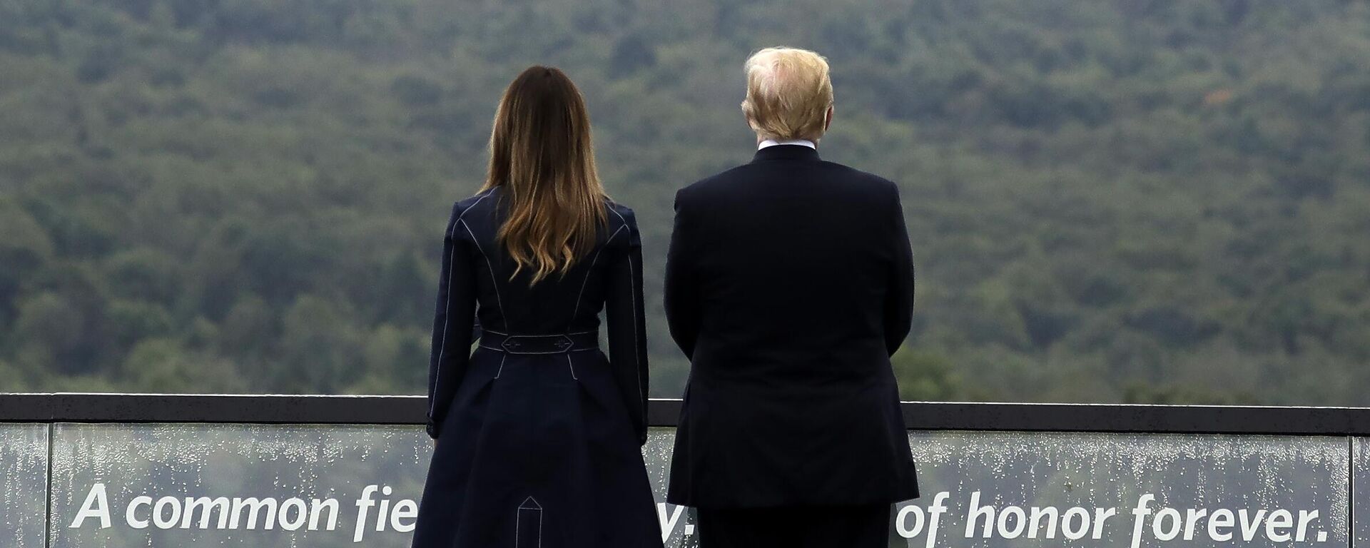 Predsednik SAD Donald Tramp i prva dama Melanija Tramp stoje pored spomenika žrtvama 11. septembra, u Šenksvilu, Pensilvanija. - Sputnik Srbija, 1920, 16.05.2025