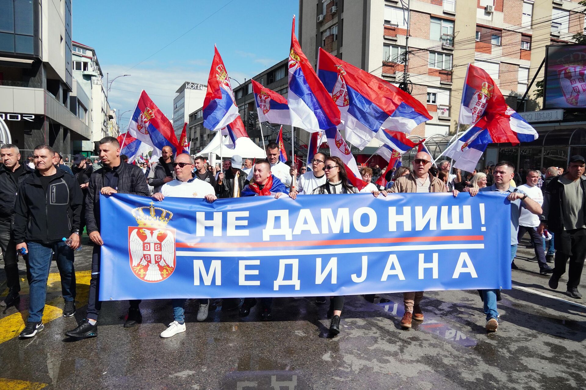 Грађани на свенародном скупу у Нишу Грађани на свенародном скупу у Нишу - Sputnik Србија, 1920, 17.05.2025