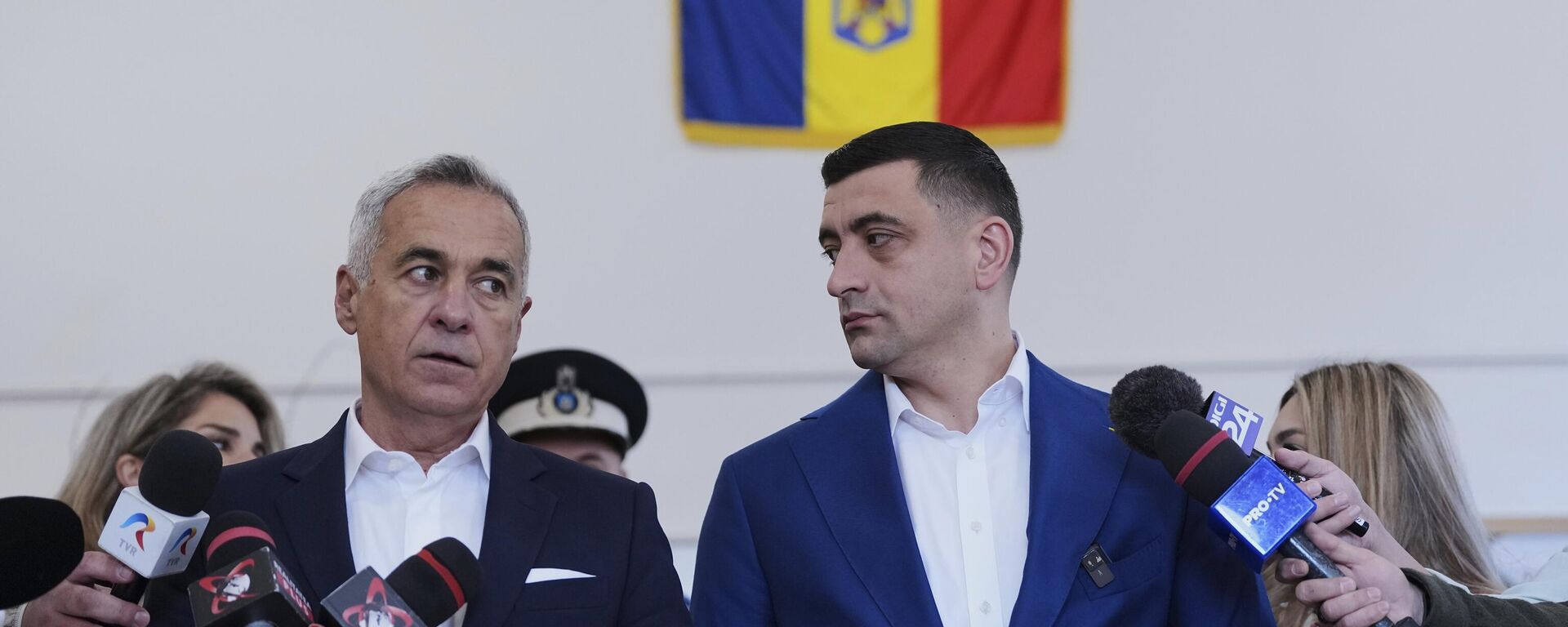 Фаворит на прошлогодишњим поништеним изборима у Румунији, Калин Ђорђеску, и румунски председнички кандидат и лидер националистичке странке Алијанса за уједињење Румуна Ђорђе Симион након гласања - Sputnik Србија, 1920, 21.05.2025