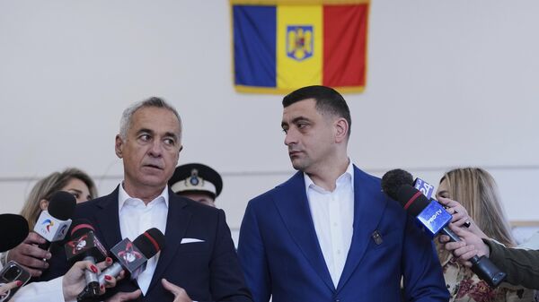 Favorit na prošlogodišnjim poništenim izborima u Rumuniji, Kalin Đorđesku, i rumunski predsednički kandidat i lider nacionalističke stranke Alijansa za ujedinjenje Rumuna Đorđe Simion nakon glasanja - Sputnik Srbija