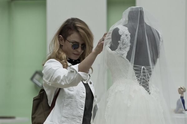 На фотографији сачињеној 3. маја 2018, посетилац гледа у венчаницу изложену у Музеју раскида у Приштини. На фотографији сачињеној 3. маја 2018, посетилац гледа у венчаницу изложену у Музеју раскида у Приштини. - Sputnik Србија