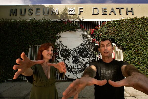 Кети Шулц (47) и њен супруг Џејмс Дин Хели (48), сувласници и кустоси Музеја смрти у Холивуду, испред улаза у свој музеј 21. октобра 2009. Кети Шулц (47) и њен супруг Џејмс Дин Хели (48), сувласници и кустоси Музеја смрти у Холивуду, испред улаза у свој музеј 21. октобра 2009. - Sputnik Србија