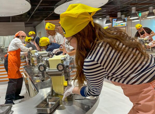 Процес производње инстант резанаца у Музеју нудли који је посвећен историји инстант резанаца и причи компаније Нисин Фудс, коју је основао Момофуку Андо, проналазач инстант резанаца и Капнудлс-а. Музеј има две локације, једну у Осаки, а другу у Јокохами у Јапану. Процес производње инстант резанаца у Музеју нудли који је посвећен историји инстант резанаца и причи компаније Нисин Фудс, коју је основао Момофуку Андо, проналазач инстант резанаца и Капнудлс-а. Музеј има две локације, једну у Осаки, а другу у Јокохами у Јапану. - Sputnik Србија