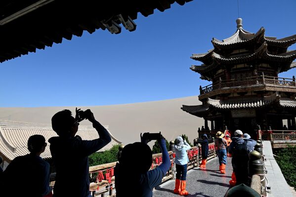 Управо овде се каравански пут поделио на Северни пут, који је пролазио кроз земље Ујгура и Киргиза, и Јужни пут, који је ишао кроз Тибет и Авганистан. - Sputnik Србија