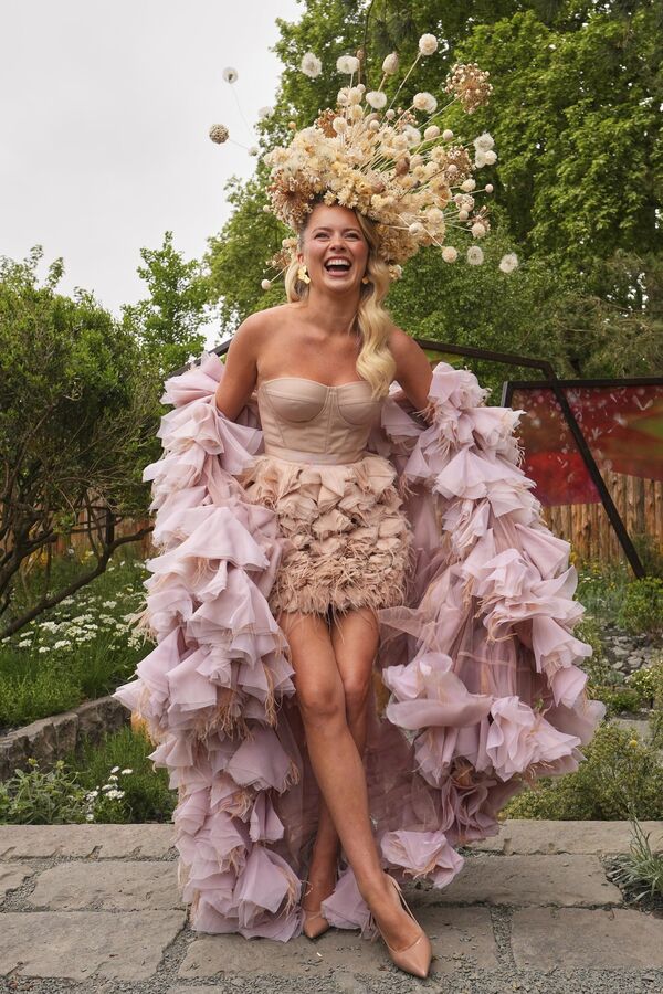 Велика Британија позната је по култури ношења шешира, а овај је, очекивано, израђен од цвећа. - Sputnik Србија