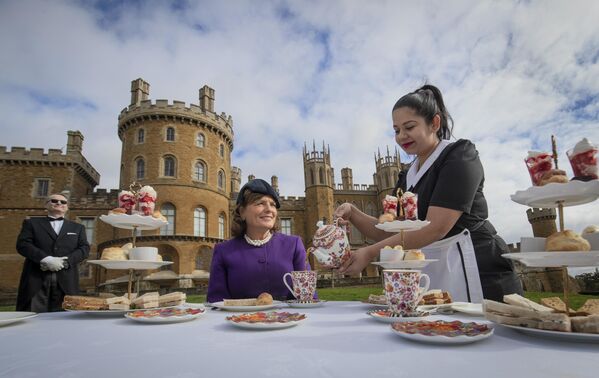 Служење чаја током Краљевског поподневног чаја инспирисаног Нетфликсовом серијом „Круна“, у замку Белвоар у Грантаму у Енглеској. - Sputnik Србија