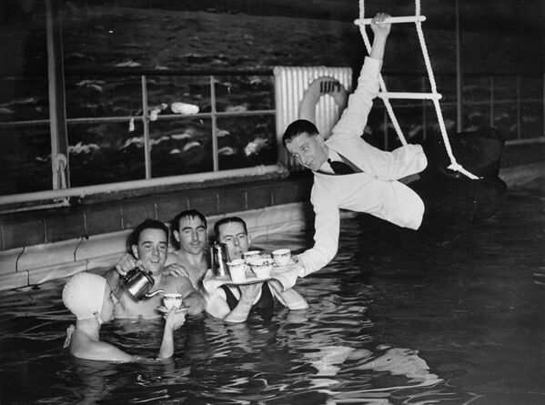 Време за чај на базену голф клуба Мелонс у Кардифу, Уједињено Краљевство, 1937. године. - Sputnik Србија