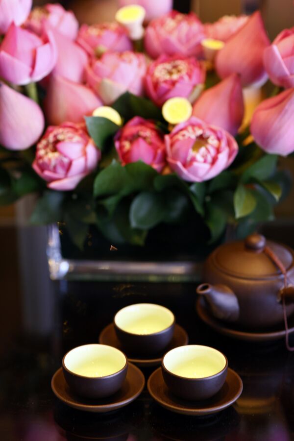 Три шоље чаја и цветови лотоса. Церемонија испијања чаја. - Sputnik Србија