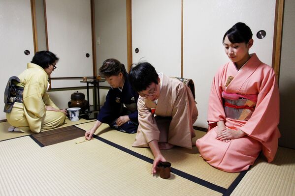 Куми Икеда (лево) припрема чај за Јумико Такаду, Чијоко Огасавару и Кану Васаи током часа церемоније чаја који води Јумико Такада у Токију, Јапан. Куми Икеда практикује уметност церемоније чаја која је прожета традицијом дугом више од 1000 година, то је фина уметност презентације зеленог чаја, позната и као „Мача“. - Sputnik Србија
