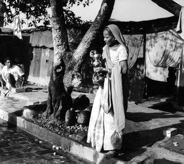 Жена склапа породични чајник у Калкути, Индија, око 1950. године. - Sputnik Србија